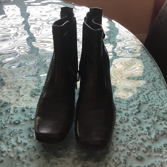 Black ankle boots with side zipper and cubed heel - Picture 2 of 4
